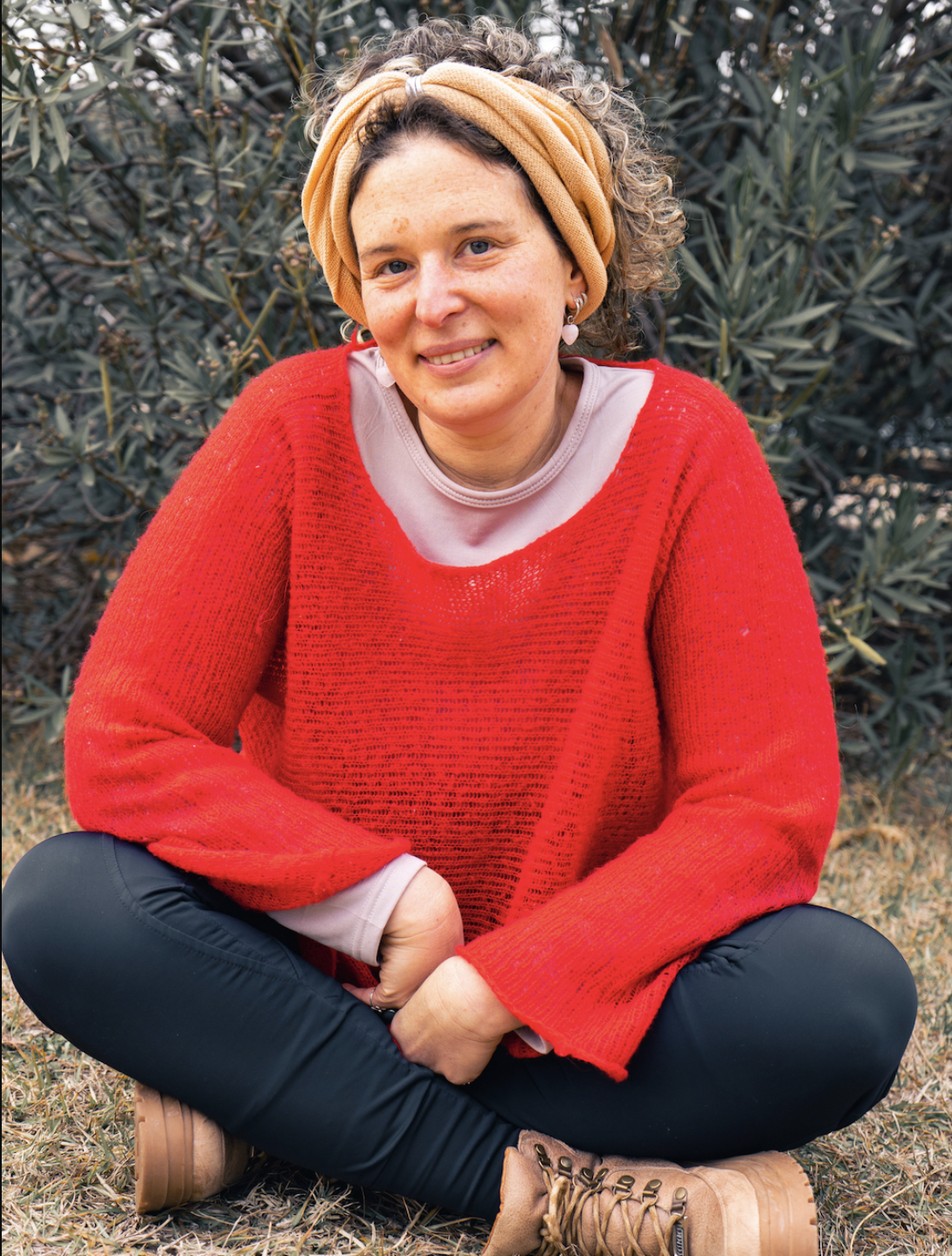 lucy sentada con sweater rojo